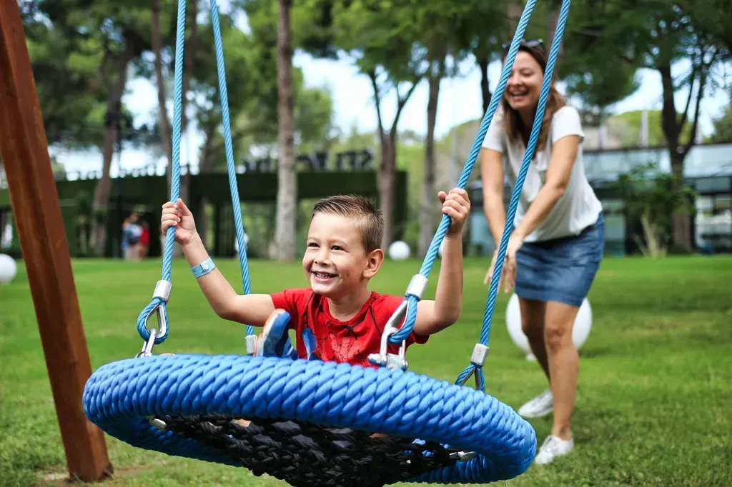 plac zabaw w ogrodzie