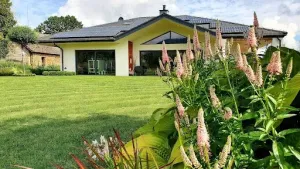 Najciekawsze projekty domów parterowych na małe, wąskie działki – jak wybrać projekt domu?